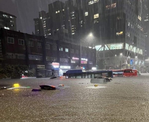 지난 8일 내린 집중호우로 서울 도심 도로가 물에 잠겨있다. (사진출처=SNS)